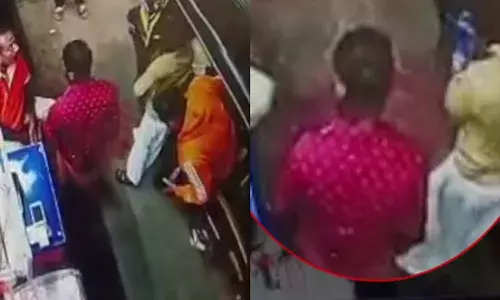 കുപ്പിയിൽ പെട്രോൾ വേണമെന്ന വാശി; തർക്കം അതിരുവിട്ടതും പെട്രോൾ പമ്പിന് തീയിടാൻ ശ്രമം; രണ്ടുപേരെ പൊക്കി പോലീസ് കുപ്പിയിൽ പെട്രോൾ വേണമെന്ന വാശി; തർക്കം അതിരുവിട്ടതും പെട്രോൾ പമ്പിന് തീയിടാൻ ശ്രമം; രണ്ടുപേരെ പൊക്കി പോലീസ്