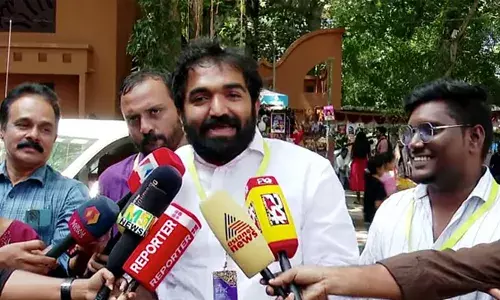 പലസ്തീന് രാഷ്ട്രീയം പറയുന്ന ചിത്രങ്ങള് കേന്ദ്രം വിലക്കി; കേരള രാഷ്ട്രീയം പറയുന്ന പാട്ട് സംസ്ഥാന സര്ക്കാരും വിലക്കി; ഇഷ്ടമില്ലാത്തത് വിലക്കുന്നതില് കേന്ദ്രവും കേരളവും മുണ്ടും ജാക്കറ്റും പോലെ; ഐഎഫ്എഫ്കെ വേദിയില് പോറ്റിയേ കേറ്റിയേ പാടി ചാണ്ടി ഉമ്മന്റെ പ്രതിഷേധം പലസ്തീന് രാഷ്ട്രീയം പറയുന്ന ചിത്രങ്ങള് കേന്ദ്രം വിലക്കി; കേരള രാഷ്ട്രീയം പറയുന്ന പാട്ട് സംസ്ഥാന സര്ക്കാരും വിലക്കി; ഇഷ്ടമില്ലാത്തത് വിലക്കുന്നതില് കേന്ദ്രവും കേരളവും മുണ്ടും ജാക്കറ്റും പോലെ; ഐഎഫ്എഫ്കെ വേദിയില് പോറ്റിയേ കേറ്റിയേ പാടി ചാണ്ടി ഉമ്മന്റെ പ്രതിഷേധം