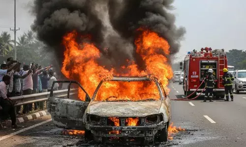 പാലക്കാട് കാര് കത്തി ഒരാള് മരിച്ചു; സംഭവം ധോണിയില്; ആരാണ് മരിച്ചതെന്ന് തിരിച്ചറിഞ്ഞിട്ടില്ല പാലക്കാട് കാര് കത്തി ഒരാള് മരിച്ചു; സംഭവം ധോണിയില്; ആരാണ് മരിച്ചതെന്ന് തിരിച്ചറിഞ്ഞിട്ടില്ല