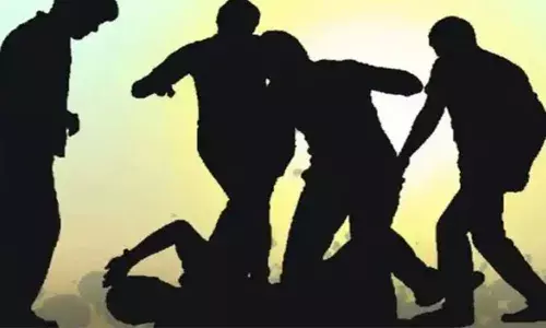 അടികൊണ്ട് ആകെ അവശനായ ഒരാൾ; കാര്യം തിരക്കിയപ്പോൾ കള്ളനെന്നും ആരോപണം; വാളയാറിൽ മർദ്ദനമേറ്റ അന്യ സംസ്ഥാന തൊഴിലാളി മരിച്ചു; മൂന്ന് പേരെ അറസ്റ്റ് ചെയ്ത് പോലീസ് അടികൊണ്ട് ആകെ അവശനായ ഒരാൾ; കാര്യം തിരക്കിയപ്പോൾ കള്ളനെന്നും ആരോപണം; വാളയാറിൽ മർദ്ദനമേറ്റ അന്യ സംസ്ഥാന തൊഴിലാളി മരിച്ചു; മൂന്ന് പേരെ അറസ്റ്റ് ചെയ്ത് പോലീസ്