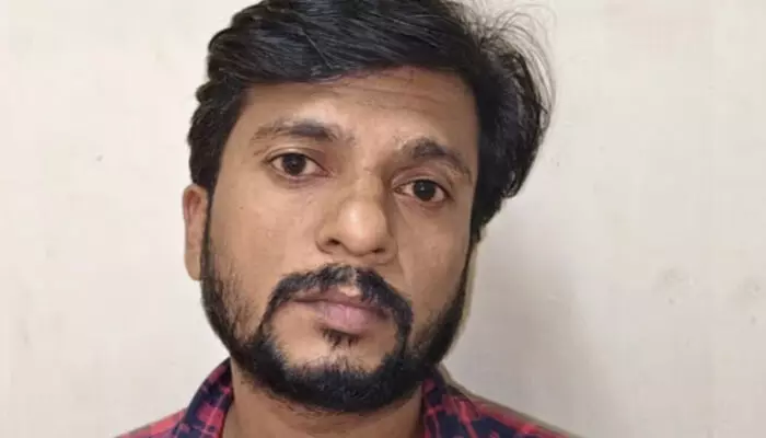 പോലീസ് കൺട്രോൾ റൂമിലേക്ക് വയോധികയുടെ പരാതി; അന്വേഷിക്കാനെത്തിയ എസ്ഐയെ കൈയ്യേറ്റം ചെയ്തും അസഭ്യം പറഞ്ഞെന്നും കേസ്; യുവാവിനെ കൈയ്യോടെ പൊക്കി പോലീസ് കൺട്രോൾ റൂമിലേക്ക് വയോധികയുടെ പരാതി; അന്വേഷിക്കാനെത്തിയ എസ്ഐയെ കൈയ്യേറ്റം ചെയ്തും അസഭ്യം പറഞ്ഞെന്നും കേസ്; യുവാവിനെ കൈയ്യോടെ പൊക്കി