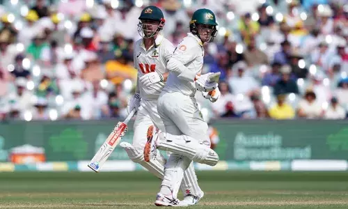 സെഞ്ചുറിയുമായി ട്രാവിസ് ഹെഡ്; അര്‍ധസെഞ്ചുറിയുമായി അലക്‌സ് ക്യാരിയും; അഡ്ലെയ്ഡ് ടെസ്റ്റില്‍ മികച്ച ലീഡിലേക്ക് ഓസ്‌ട്രേലിയ; ഇംഗ്ലണ്ടിന് പ്രതീക്ഷ മങ്ങുന്നു