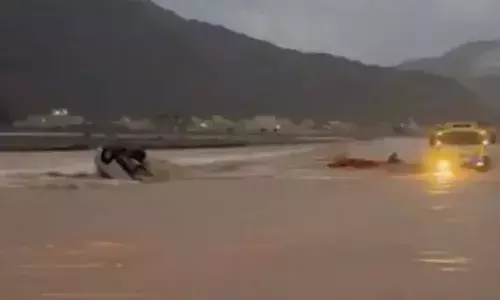 സ്ലോ സ്പീഡിൽ സാഹസികമായി വാദി മുറിച്ചുകടക്കാൻ ശ്രമിക്കുന്ന കാർ; പാതി എത്തിയതും എട്ടിന്റെ പണി; ജീവന് തന്നെ ഭീഷണിയാകുന്ന കാഴ്ച; ഡ്രൈവറിനെ കസ്റ്റഡിയിലെടുത്ത് പോലീസ്