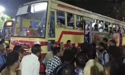 രാത്രിയില് വിദ്യാര്ഥിനികളെ പെരുവഴിയിലാക്കി; വനിതാ യാത്രക്കാര് ആവശ്യപ്പെടുന്ന സ്ഥലങ്ങളില് ബസ് നിര്ത്തണമെന്ന ഉത്തരവ് ലംഘിച്ചു; കെഎസ്ആര്ടിസി കണ്ടക്ടറെ സര്വീസില് നിന്ന് പിരിച്ചുവിട്ടു രാത്രിയില് വിദ്യാര്ഥിനികളെ പെരുവഴിയിലാക്കി; വനിതാ യാത്രക്കാര് ആവശ്യപ്പെടുന്ന സ്ഥലങ്ങളില് ബസ് നിര്ത്തണമെന്ന ഉത്തരവ് ലംഘിച്ചു; കെഎസ്ആര്ടിസി കണ്ടക്ടറെ സര്വീസില് നിന്ന് പിരിച്ചുവിട്ടു