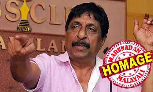 അടിയന്തരാവസ്ഥക്കാലത്ത് ഇന്ദിരാഗാന്ധിക്കെതിരെ ഘരീബി ഹഠാവോ എന്ന നാടകം എഴുതി അവതരിപ്പിക്കാന്‍ ചങ്കൂറ്റം കാണിച്ച പഴയ നാടകക്കാരന്‍; സന്ദേശം എഴുതിയ വിപ്ലവകാരി; മണിമുഴക്കത്തില്‍ തുടങ്ങിയ ഓടരുതമ്മാവാ ആളറിയാം; ദാസനേയും വിജയനേയും സമ്മാനിച്ച ക്രാന്തദര്‍ശി; വടക്കുനോക്കിയന്ത്രവും ചിന്താവിഷ്ടയായ ശ്യാമളുയും; മടങ്ങുന്നത് സാധാരണക്കാരന്റെ തളത്തില്‍ ദിനേശന്‍; ശ്രീനിവാസന്‍ വെള്ളിത്തരയില്‍ സൃഷ്ടിച്ചത് വിപ്ലവം