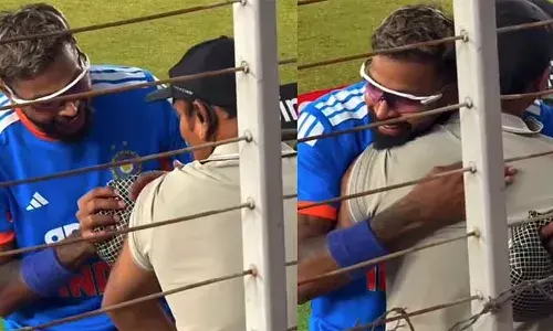 ക്രീസ് വിട്ടിറങ്ങി സിക്‌സ്; പന്ത് കൊണ്ടത് കാമറാമാന്റെ കൈയില്‍; മത്സര ശേഷം ഓടിയെത്തി കെട്ടിപ്പിടിച്ച് ഹര്‍ദ്ദിക് പാണ്ഡ്യ; വീഡിയോ വൈറല്‍