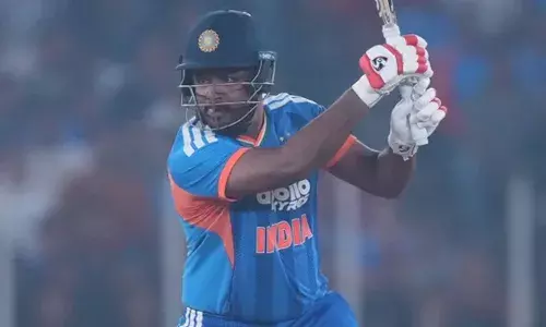 ലോങ്-ഓണില്‍ സിക്സര്‍ പറത്തിയ ആ കാഷ്വല്‍ പിക്ക്അപ്പ് ഷോട്ട്; അവസര നിഷേധത്തിന് ഒറ്റ ഇന്നിംഗ്‌സില്‍ മറുപടി; ഗില്ലിനെ പുറത്താക്കി നാഴികക്കല്ലും താണ്ടി തിരിച്ചുവരവ്;  ഇനി ബഞ്ചിലിരുത്താനാവില്ല;  ലോകകപ്പ് കളിക്കുന്ന രണ്ടാമത്തെ മലയാളി താരമാകാന്‍ സഞ്ജു സാംസണ്‍; ഓപ്പണറാകും, ഒന്നാം വിക്കറ്റ് കീപ്പറും