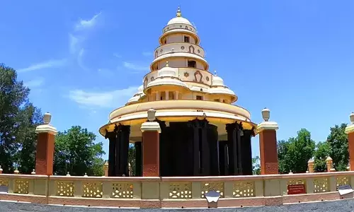 വിദ്യാഭ്യാസത്തിന് മികച്ച സേവനം നല്‍കിയ പ്രസ്ഥാനത്തിന് ശിവഗിരി തീര്‍ത്ഥാടന പുരസ്‌കാരം നല്കുന്നു; ഒരു ലക്ഷത്തി ഒരുരൂപയും, സ്മാരക ഫലകവും പ്രശസ്തിപത്രവും അടങ്ങുന്ന പുരസ്‌കാരം ഡിസംബര്‍ 31-ന്, മുഖ്യമന്ത്രി സമ്മാനിക്കും