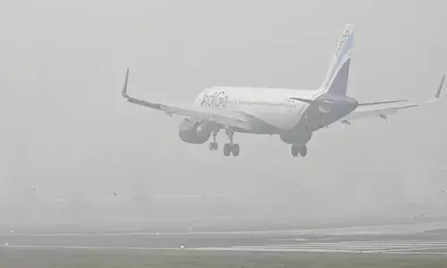 പുക മഞ്ഞ് കൊണ്ട് ഒന്നും കാണാൻ പറ്റാത്ത അവസ്ഥ; വിമാനം പറത്താൻ പൈലറ്റുമാർക്ക് ആശങ്ക; ഇതോടെ റദ്ദാക്കിയത് നൂറിലേറെ സർവീസുകളും; കൊടുംതണുപ്പിൽ വലഞ്ഞ് ഡൽഹി