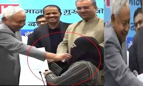 അത് അച്ഛനും മകളും തമ്മിലുള്ള സ്നേഹ പ്രകടനം..; നിതീഷ് കുമാർ ഹിജാബിന് പിടിച്ചുവലിച്ച ആ യുവ ഡോക്ടർ ഇതുവരെയും ജോലിയിൽ പ്രവേശിച്ചില്ല; ബിഹാറിൽ കെട്ടടങ്ങാതെ വിവാദം