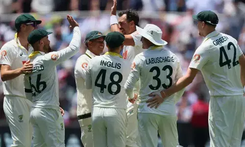 വീറോടെ പൊരുതിയ ജാമി സ്മിത്തും വില്‍ ജാക്‌സും വീണതോടെ ചെറുത്തുനില്‍പ്പ് അവസാനിപ്പിച്ച് ഇംഗ്ലണ്ട്;  അഡ്ലെയ്ഡ് ടെസ്റ്റില്‍ ഓസ്‌ട്രേലിയയ്ക്ക്  82 റണ്‍സിന്റെ തകര്‍പ്പന്‍ ജയം; രണ്ട് മത്സരങ്ങള്‍ ശേഷിക്കെ ആഷസ് കിരീടം നിലനിര്‍ത്തി ആതിഥേയര്‍