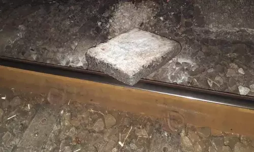 റെയിൽവേ ട്രാക്കിൽ കോൺക്രീറ്റ് സ്ലാബ്; ഒഴിവായത് വൻ ദുരന്തം; അന്വേഷണം ആരംഭിച്ച് പൊലീസ്