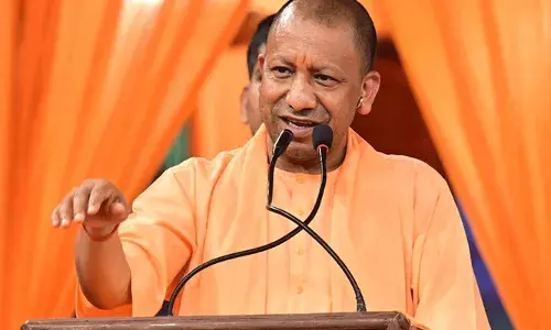 കാറില്‍ നിന്നിറങ്ങിയ യോഗി ആദിത്യനാഥിന് നേരെ പാഞ്ഞടുത്ത് പശു; രക്ഷകരായി സുരക്ഷാ ജീവനക്കാര്‍; ഗൊരഖ്പൂര്‍ മുനിസിപ്പല്‍ സൂപ്പര്‍വൈസര്‍ക്ക് സസ്‌പെന്‍ഷന്‍