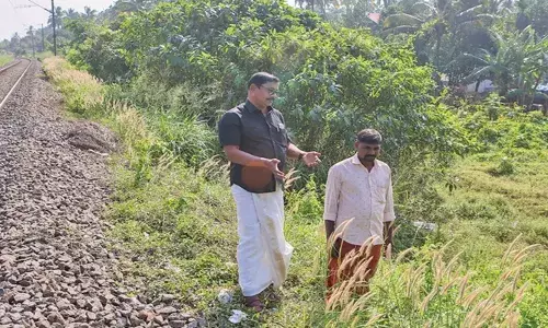 സഹയാത്രികന്റെ വാക്ക് വിശ്വസിച്ചിറങ്ങി; ബ്ലൈന്‍ഡ് ഫുട്‌ബോള്‍ മത്സരത്തില്‍ പങ്കെടുത്ത് മടങ്ങിയ വിദ്യാര്‍ത്ഥി ട്രെയിനില്‍ നിന്നും വീണത് 40 അടി താഴ്ചയുള്ള ചതുപ്പില്‍; രക്ഷകനായത് ശബ്ദം കേട്ടെത്തിയ നാമക്കല്‍ സ്വദേശി