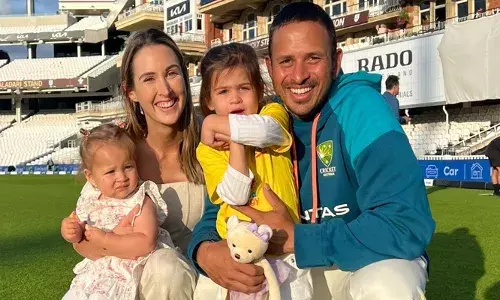 നിങ്ങളുടെ മക്കളുടെ രക്തത്തിൽ ഭീകരതയുണ്ട്, നിങ്ങളുടെ നാട്ടിലേക്ക് തിരിച്ചുപോകൂ; ബോണ്ടി ബീച്ച് ആക്രമണത്തിന് പിന്നാലെ ഓസീസ് താരം ഉസ്മാൻ ഖവാജയ്ക്കും കുടുംബത്തിനും നേരെ സൈബർ ആക്രമണം