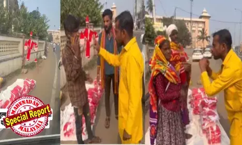 ഇവിടെ ജഗന്നാഥന്‍ മതി, സാന്ത വേണ്ട! സാന്താ തൊപ്പി വിറ്റവരുടെ വയറ്റത്തടിച്ച് തീവ്ര ഹിന്ദുത്വ ഗ്രൂപ്പുകള്‍; ഇത് ഒഡിഷയാണ്, ഹിന്ദു രാഷ്ട്രമാണെന്ന് ആക്രോശം; പാവപ്പെട്ട കച്ചവടക്കാരെ വിരട്ടിയോടിക്കുന്ന വീഡിയോ വൈറല്‍; പാവപ്പെട്ടവന്‍ തൊപ്പി വില്‍ക്കുമ്പോള്‍ മതം കലര്‍ത്തുന്നത് ക്രൂരതയെന്ന് സോഷ്യല്‍ മീഡിയയില്‍ വിമര്‍ശനം