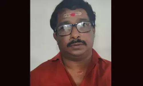 വീട്ടില് പൂജ ചെയ്യാനെത്തി പ്രായപൂര്ത്തിയാകാത്ത പെണ്കുട്ടിയെ പീഡിപ്പിച്ചു; പ്രതിക്ക് എട്ടുമാസം കഠിന തടവും പിഴയും വിധിച്ച് അടൂര് ഫാസ്റ്റ് ട്രാക്ക് കോടതി വീട്ടില് പൂജ ചെയ്യാനെത്തി പ്രായപൂര്ത്തിയാകാത്ത പെണ്കുട്ടിയെ പീഡിപ്പിച്ചു; പ്രതിക്ക് എട്ടുമാസം കഠിന തടവും പിഴയും വിധിച്ച് അടൂര് ഫാസ്റ്റ് ട്രാക്ക് കോടതി