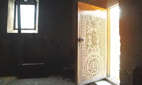 വർഷങ്ങൾ പഴക്കമുള്ള ആ ബംഗ്ലാവ് പുതുക്കിപ്പണിയാൻ ഇറങ്ങിയ ദമ്പതികൾ; വാതിലുകൾ വൃത്തിയാക്കുന്നതിനിടെ അസാധാരണ കാഴ്ച; പരിശോധിച്ചപ്പോൾ അമ്പരപ്പ്