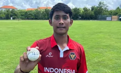 ക്രിക്കറ്റ് ലോകത്തെ അമ്പരപ്പിച്ച് ഇന്തോനേഷ്യൻ താരം; പുരുഷ-വനിതാ ടി20യിൽ ഇതാദ്യം; ഒരോവറിൽ വീഴ്ത്തിയത് അഞ്ച് വിക്കറ്റ്; ചരിത്രം കുറിച്ച് ഗെഡെ പ്രിയന്ദാന