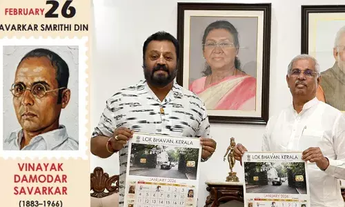 ലോക്ഭവൻ കലണ്ടറിൽ സവർക്കർ; ഉൾപ്പെടുത്തിയത് സ്വാതന്ത്ര്യസമര സേനാനികളുടെയും സാംസ്കാരിക നായകരുടെയും ചിത്രങ്ങൾക്കൊപ്പം; ഗവർണറിൽ നിന്ന് കലണ്ടർ ഏറ്റുവാങ്ങി സുരേഷ് ഗോപി