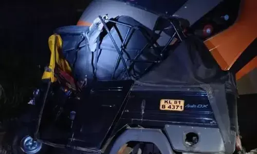 പൂസായി പ്ലാറ്റ് ഫോമിലൂടെ ഓട്ടോ റേസിംഗ്; ട്രാക്കിലേക്ക് മറിഞ്ഞ വണ്ടിയില്‍ വന്ദേഭാരത് ഇടിച്ചു; വര്‍ക്കല അകത്തുമുറിയില്‍ തലനാരിഴയ്ക്ക് ഒഴിവായത് വന്‍ ദുരന്തം; ഡ്രൈവര്‍ സിബി കസ്റ്റഡിയില്‍; യാത്രക്കാര്‍ വലഞ്ഞത് ഒരു മണിക്കൂര്‍