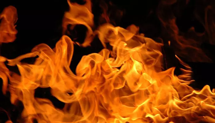 നിങ്ങളുടെ മകളെ എനിക്ക് ഇഷ്ടമാണ്...കെട്ടിയാൽ കൊള്ളാമെന്നുണ്ട്..; ഇല്ലെന്ന മറുപടിയിൽ അടങ്ങാത്ത പക; പെൺകുട്ടിയുടെ അമ്മയെ പെട്രോൾ ഒഴിച്ച് കത്തിച്ച് യുവാവ്; നടുക്കം മാറാതെ നാട്ടുകാർ നിങ്ങളുടെ മകളെ എനിക്ക് ഇഷ്ടമാണ്...കെട്ടിയാൽ കൊള്ളാമെന്നുണ്ട്..; ഇല്ലെന്ന മറുപടിയിൽ അടങ്ങാത്ത പക; പെൺകുട്ടിയുടെ അമ്മയെ പെട്രോൾ ഒഴിച്ച് കത്തിച്ച് യുവാവ്; നടുക്കം മാറാതെ നാട്ടുകാർ