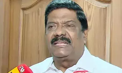 കൊച്ചിയില്‍ കൗണ്‍സിലര്‍മാരെ വീടുകളില്‍ കയറി ഭീഷണിപ്പെടുത്തി; ഗ്രൂപ്പ് നേതാക്കള്‍ക്കെതിരെ പൊട്ടിത്തെറിച്ച് അജയ് തറയില്‍