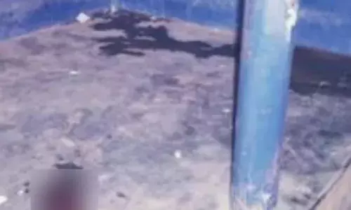 ബസ് സ്റ്റോപ്പിൽ നിറച്ച് മുറിവില്‍ നിന്നുണ്ടായ രക്തം; ചിലയിടത്ത് തളം കെട്ടികിടക്കുന്ന രീതിയിൽ മൂത്രവും; മദ്യപാനികളെ കൊണ്ട് പൊറുതിമുട്ടി പ്രദേശം