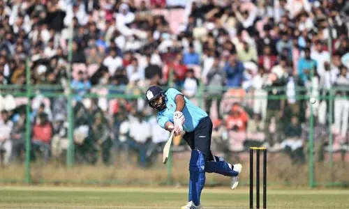 94 പന്തില്‍ 155 റൺസ്; അടിച്ചുകൂട്ടിയത് 12 ഫോറും എട്ട് സിക്സും; വിജയ് ഹാസാരെ ട്രോഫിയിൽ വെടിക്കെട്ട് ബാറ്റിങുമായി രോഹിത് ശർമ്മ; ആന്ധ്രക്കെതിരെ വിരാട് കോഹ്‌ലി സെഞ്ചുറിക്കരികെ