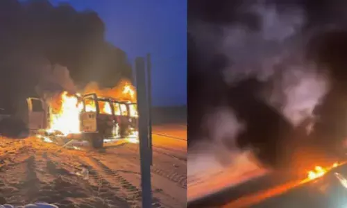 ചുറ്റും തീയും പുകയും കൊണ്ട് നിറഞ്ഞ ബസ്; ഡോർ തുറക്കാൻ പറ്റാതെ മരണഭയത്താൽ കുറച്ച് അധ്യാപികമാരുടെ നിലവിളി; പെട്ടെന്ന് ഒരാളുടെ വരവിൽ രക്ഷ; ഒഴിവായത് വൻ ദുരന്തം