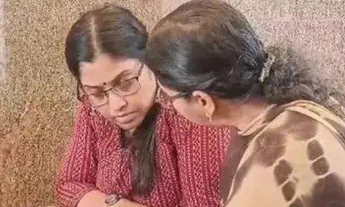 ഫയല്‍ വേഗത്തില്‍ നീക്കാന്‍ കൈക്കൂലി; റെയില്‍വേ സ്റ്റേഷനില്‍വച്ച് 6,000 രൂപ വാങ്ങുന്നതിനിടെ ഇലക്ട്രിക്കല്‍ ഇന്‍സ്‌പെക്ടറേറ്റ് ഉദ്യോഗസ്ഥ വിജിലന്‍സ് പിടിയില്‍