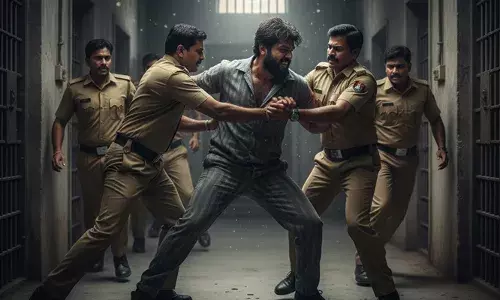 സെല്ലിലേക്ക് തിരികെ കയറാൻ ആവശ്യപ്പെട്ടതിൽ പ്രകോപിതനായി; ഉദ്യോഗസ്ഥരുടെ കൈ തല്ലിയൊടിച്ചു; പുറത്തിറങ്ങിയാൽ കൊല്ലുമെന്ന് ഭീഷണി; സബ് ജയിലിൽ റിമാൻഡ് പ്രതിയുടെ അഴിഞ്ഞാട്ടം