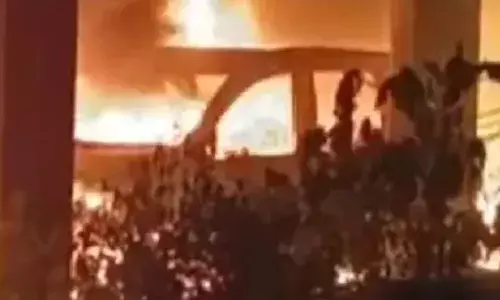 വലിയ ശബ്ദത്തോടെ കാർ പൊട്ടിത്തെറിച്ചു; മരടിൽ കാറുകൾക്ക് തീപിടിച്ചു; സമീപത്തുണ്ടായിരുന്ന ഹരിതകർമസേനയുടെ ഉന്തുവണ്ടിയും പൂർണമായി കത്തിനശിച്ചു; ആളപായമില്ല