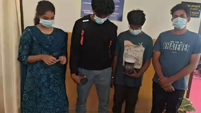 ലഹരിപ്പാര്ട്ടി മുതല് വില്പന വരെ; ഹൈദരാബാദില് വനിതാ ടെക്കി പിടിയില് ലഹരിപ്പാര്ട്ടി മുതല് വില്പന വരെ; ഹൈദരാബാദില് വനിതാ ടെക്കി പിടിയില്