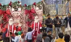 സാന്താക്ലോസിനെ കാണേണ്ടെന്ന മുദ്രാവാക്യവുമായി റായ്പൂരിലെ മാളിൽ ആക്രമണം; യുപിയിൽ ദേവാലയത്തിന് മുന്നിൽ ഹനുമാൻ ചാലിസ ചൊല്ലി പ്രതിഷേധം; ക്രിസ്മസ് ദിനത്തിലും  ആക്രമണം തുടരുന്നു
