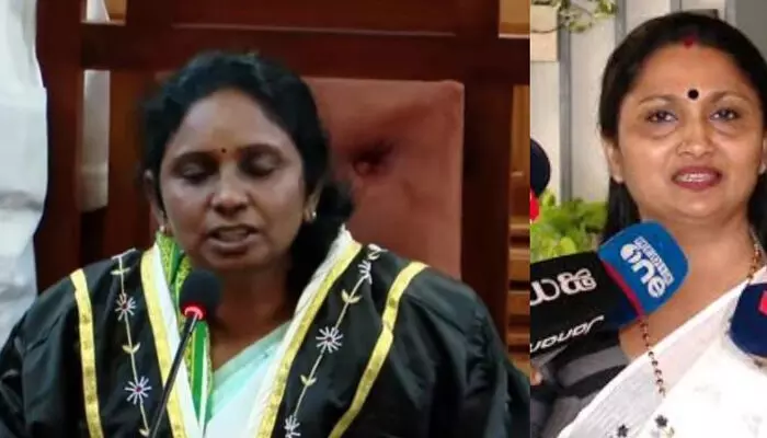 വികെ മിനിമോളെ ഷാള് അണിയിച്ച് അഭിനന്ദിച്ചു; സത്യപ്രതിജ്ഞയ്ക്ക് സാക്ഷ്യം വഹിക്കാതെ ദീപ്തി മേരി വര്ഗീസ് ഇറങ്ങിപ്പോയി വികെ മിനിമോളെ ഷാള് അണിയിച്ച് അഭിനന്ദിച്ചു; സത്യപ്രതിജ്ഞയ്ക്ക് സാക്ഷ്യം വഹിക്കാതെ ദീപ്തി മേരി വര്ഗീസ് ഇറങ്ങിപ്പോയി