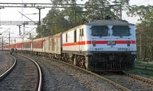 ട്രാക്കില്‍ ചുവപ്പ് വെളിച്ചം കത്തിച്ചു കാണിച്ചു; റീല്‍സ് ചിത്രീകരണത്തിനായി ഓടിക്കൊണ്ടിരുന്ന ട്രെയിന്‍ നിര്‍ത്തിച്ച് പ്ലസ്ടു വിദ്യാര്‍ത്ഥികള്‍: ഇരുവരേയും അറസ്റ്റ് ചെയ്ത് റെയില്‍വേ പോലിസ്