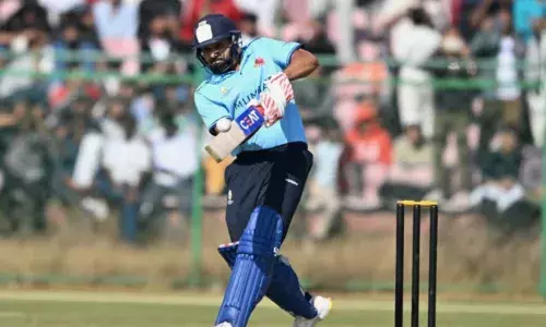 ആദ്യ മത്സരത്തില്‍ മിന്നും സെഞ്ചുറി; ഉത്തരാഖണ്ഡിനെതിരെ രണ്ടാം മത്സരത്തിലെ ആദ്യ പന്തില്‍ ബൗണ്ടറിക്കു ശ്രമം; ഗോള്‍ഡന്‍ ഡക്കായി രോഹിത് ശര്‍മ;  ആരാധകര്‍ നിരാശയില്‍; ഗുജറാത്തിനെതിരെ അതിവേഗ ഫിഫ്റ്റിയുമായി കോലി