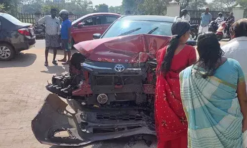 എ എം ആരിഫിന്റെ വാഹനം അപകടത്തില്‍പ്പെട്ടു; ഓട്ടോയുടെ പിന്നില്‍ ഇടിച്ച കാറിന്റെ മുന്‍ഭാഗം തകര്‍ന്നു; നിസ്സാര പരിക്ക്