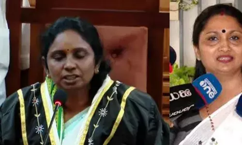 വികെ മിനിമോളെ ഷാള്‍ അണിയിച്ച് അഭിനന്ദിച്ചു; സത്യപ്രതിജ്ഞയ്ക്ക് സാക്ഷ്യം വഹിക്കാതെ ദീപ്തി മേരി വര്‍ഗീസ് ഇറങ്ങിപ്പോയി