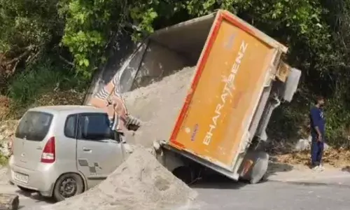 ഭാരത് ബെൻസിന്റെ കൂറ്റൻ ടിപ്പർ ഒരു വശം പൂർണമായും മറിഞ്ഞ് കാറിന് മുകളിൽ കിടക്കുന്ന അതിഭീകര കാഴ്ച; വണ്ടിയുടെ ടയർ പൊട്ടിയുള്ള അപകടത്തിൽ നിന്ന് കുടുംബം രക്ഷപ്പെട്ടത് ഭാഗ്യം കൊണ്ട് മാത്രം