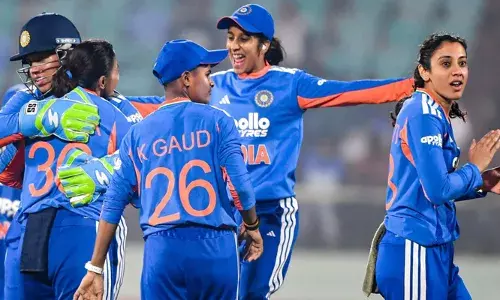 ഒരോവറിൽ രണ്ട് ബാറ്റർമാരെ കൂടാരത്തിലെത്തിച്ച് രേണുക സിംഗ്; ടോസ് നഷ്ടപ്പെട്ട ബാറ്റിങ്ങിനിറങ്ങിയ ശ്രീലങ്കയ്ക്ക് മോശം തുടക്കം; ഇന്ത്യൻ ടീമിൽ രണ്ട് മാറ്റങ്ങൾ