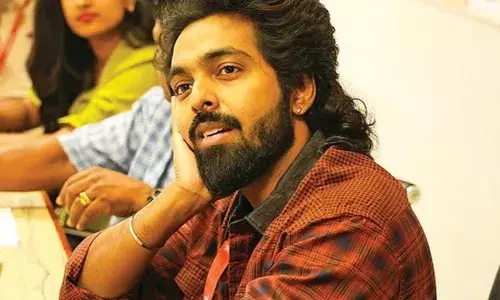 അമ്മയുടെ അന്ത്യകർമ്മങ്ങൾ നടത്താൻ കാശില്ലെന്ന് സന്ദേശം; ഗൂഗിൾ പേ നമ്പർ വാങ്ങി പണം അയച്ചു കൊടുത്ത് ജി.വി. പ്രകാശ് കുമാർ; ചിത്രങ്ങൾ പങ്കുവെച്ചതോടെ പുറത്ത് വന്നത് വൻ തട്ടിപ്പ്