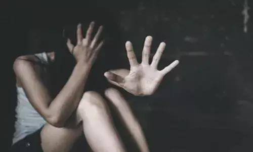 ഓടുന്ന കാറില്‍ യുവതിയെ പീഡിപ്പിച്ചു; ഐടി കമ്പനി ജീവനക്കാരിയും ഭര്‍ത്താവും കമ്പനി സിഇഒയും അറസ്റ്റില്‍