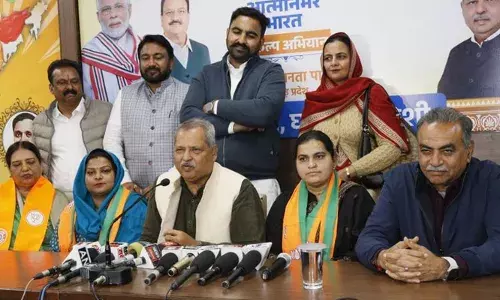 ആം ആദ്മി പാര്‍ട്ടിയുടെ രണ്ട് കൗണ്‍സിലര്‍മാര്‍ ബിജെപിയിലേക്ക് കൂറുമാറി;  എഎപി-കോണ്‍ഗ്രസ് സഖ്യത്തിനും ബിജെപിക്കും അംഗബലം തുല്യനിലയില്‍;  മേയര്‍ തെരഞ്ഞെടുപ്പ് നടക്കാനിരിക്കെ ഛണ്ഡീഗഡില്‍ നാടകീയ നീക്കങ്ങള്‍