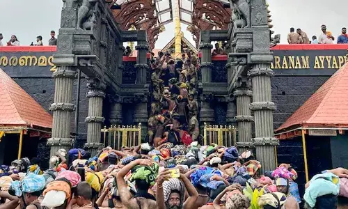 അയ്യനെ കാണാൻ എത്തുന്നവരുടെ എണ്ണം കുറഞ്ഞെങ്കിലും റെക്കോർഡ് വരുമാനം; ശബരിമലയിൽ കാണിയ്ക്കയായി ലഭിച്ചത് കോടികൾ; ഭക്തിസാന്ദ്രമായി സന്നിധാനം