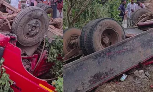 കണ്ണൂരിൽ കോണ്‍ക്രീറ്റ് മിക്സര്‍ വണ്ടി തലകീഴായി മറിഞ്ഞ് വൻ അപകടം; ലോറിക്കടിയിൽപ്പെട്ട രണ്ട് തൊഴിലാളികള്‍ അതിദാരുണമായി മരിച്ചു; 12 പേർക്ക് പരിക്ക്; ആശുപത്രിയിൽ പ്രവേശിപ്പിച്ചു