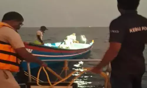 എൻജിൻ ഇളകി തെറിച്ച് വള്ളം കടലിൽ മുങ്ങി താഴ്ന്നു; വിഴിഞ്ഞത്ത് മത്സ്യത്തൊഴിലാളികൾ രക്ഷപ്പെട്ടത് ഭാഗ്യം കൊണ്ട് മാത്രം