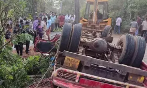 പയ്യാവൂരില്‍ ലോറി മറിഞ്ഞ് രണ്ട് മരണം; ഒന്‍പതു പേര്‍ക്ക് പരിക്ക്