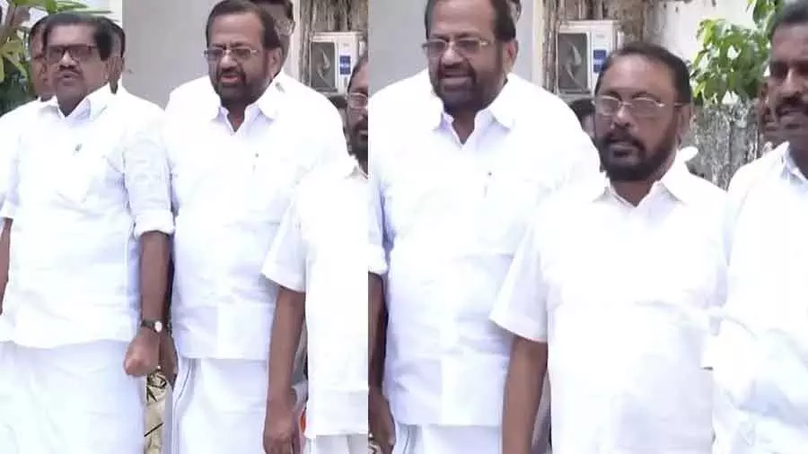 ജനഗണമന അധിനായക ജയഹേ എന്ന വരിക്ക് പകരം ജനഗണമംഗള! കെപിസിസി ആസ്ഥാനത്ത് വീണ്ടും പിഴവ്; ദേശീയഗാനം തെറ്റിച്ചു പാടി കോണ്ഗ്രസ് നേതാക്കള്; വിമര്ശനം ശക്തം ജനഗണമന അധിനായക ജയഹേ എന്ന വരിക്ക് പകരം ജനഗണമംഗള! കെപിസിസി ആസ്ഥാനത്ത് വീണ്ടും പിഴവ്; ദേശീയഗാനം തെറ്റിച്ചു പാടി കോണ്ഗ്രസ് നേതാക്കള്; വിമര്ശനം ശക്തം